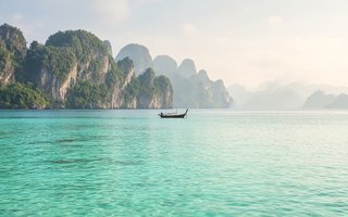 Longtail-Boot vor einer thailändischen Insel